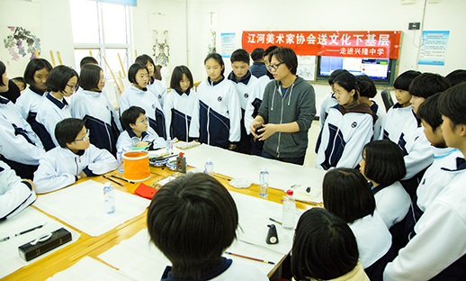 盤錦市興隆臺(tái)區(qū)遼河美術(shù)家協(xié)會(huì)開展“文化進(jìn)校園”藝術(shù)交流活動(dòng)